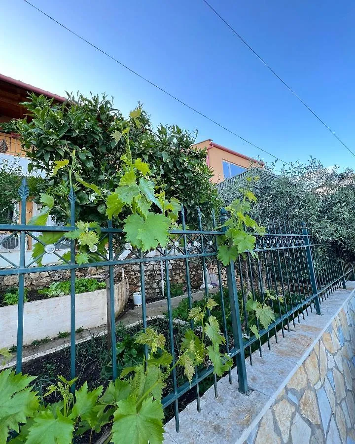 Tzavelitiko Home Himare Guest house